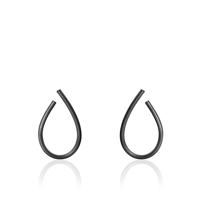 lette tøve vil beslutte Dulong Fine Jewelry Kharisma øreringe – medium – oxideret sølv – Hvitfeldt  Smykker & Ure